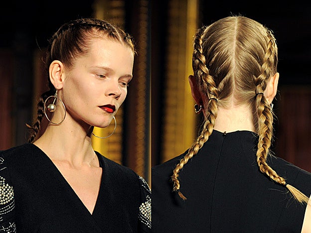 Una de las modelos del desfile de Creatures of The Wing en la Semana de la Moda de Nueva York con el peinado tendencia: las trenzas boxeador.
