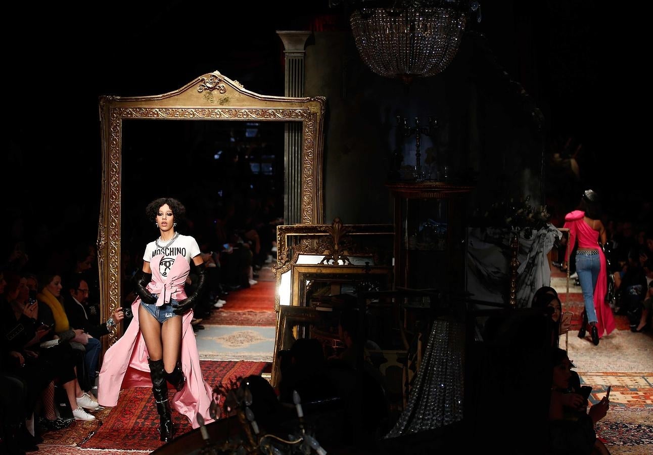 El 'casual chic' de Moschino es algo así: camiseta+mini shorts+botas cruissaders+ medio vestido. No nos sorprendería ver a Rihanna con este look.