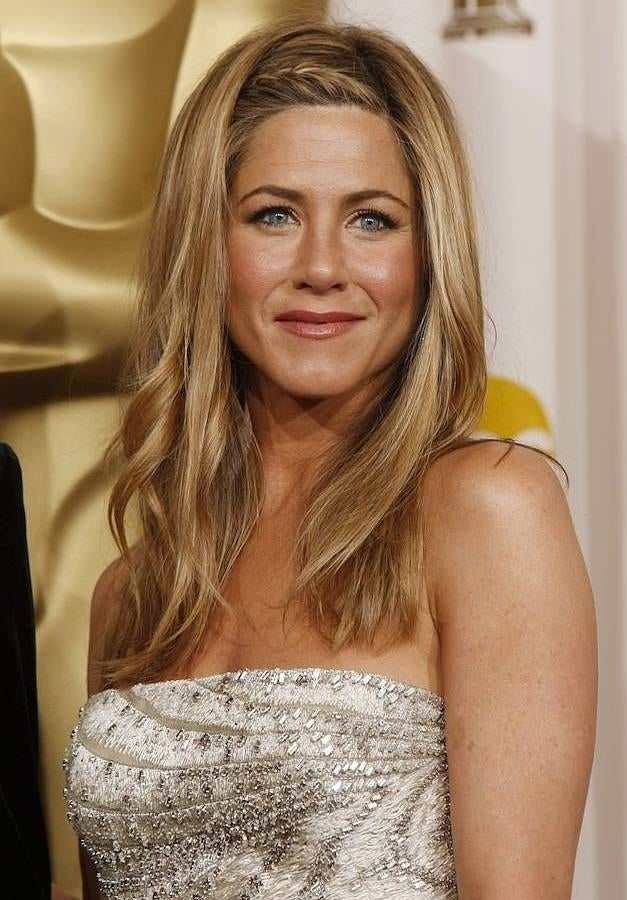 Jennifer Aniston sorprendió en los Oscar 2009 con un sencillo peinado: melena suelta con ondas surferas en las puntas, peinada con raya lateral y adornada con una mini trenza.