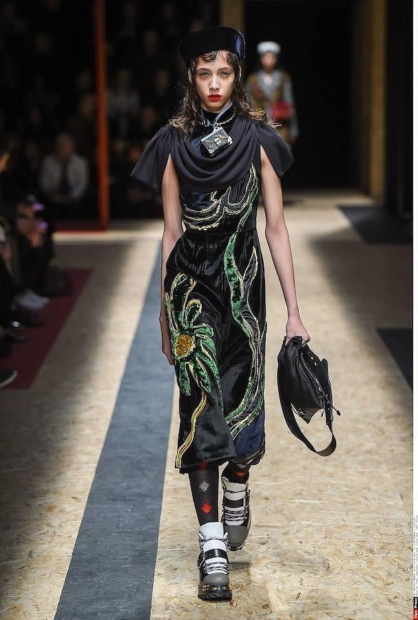 Otro de los sorprendentes looks que Miuccia Prada ha subido a la pasarela de Milán