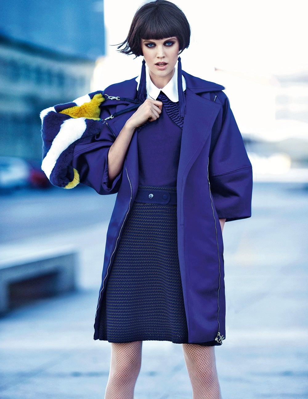 Abrigo, jersey y pendientes de Elisabetta Franchi; y falda de M Missoni. Bolso de pelo, de Gerard Darel; y medias de Calzedonia. Estilismo: Verónica Suárez. Maquillaje y peluquería: Mauro Saccoccini (Ana Pardo) para Chanel y Moroccanoil.