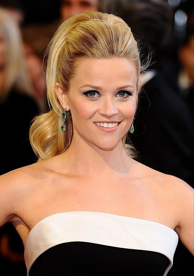 En los Oscar 2011 la actriz Reese Witherspoon brilló en la alfombra roja con una cola de caballo años 70, con volumen que combinó con un maquillaje 'cat eye' perfecto.