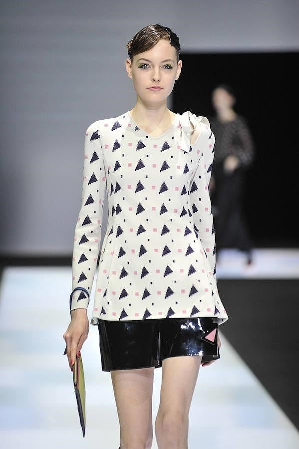 Short de charol negro combinado con jersey estampdo geométrico.