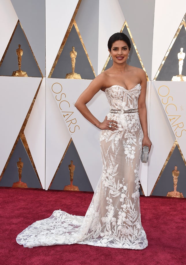 La protagonista de la serie 'Quantico', muy sexy con un vestido de silueta sirena y bordados de Zuhair Murad.