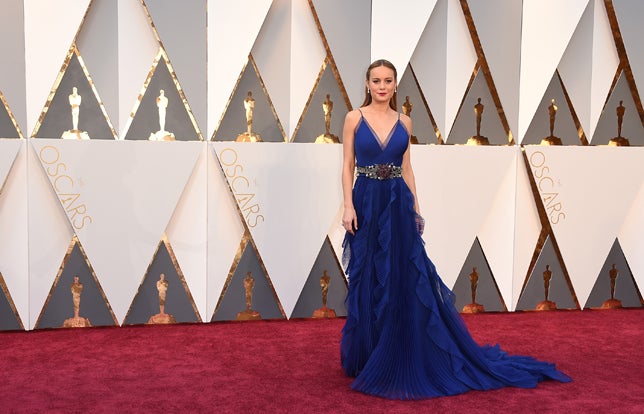 La actriz apostó por un vestido de Gucci en azul cobalto con falda en cascada y cinturón joya azul marino.