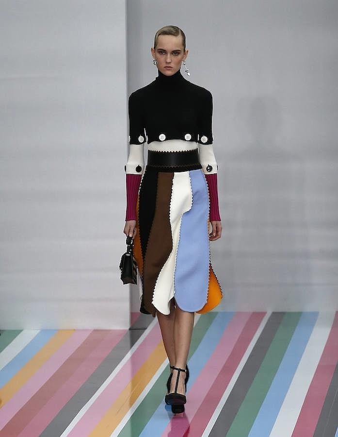 Falda midi de varios colores combinada con top crop a juego.