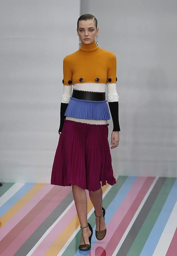 Falda plisada de color burdeos combinada con top crop de colores.