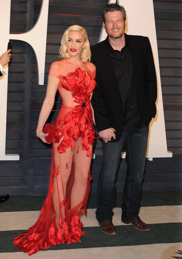 La pareja de cantantes a su llegada a la fiesta. Ella con un vestido de Yanina en color rojo y él con su look habitual a base de jeans y americana oscura.