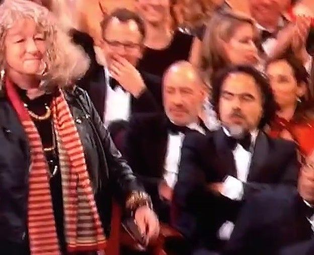 Alejandro González Iñárritu se mostró así de cariacontecido con el Oscar a Jenny Beavan.