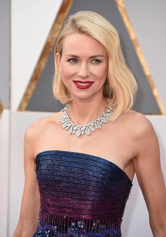 Naomi Watts no arriesgó y lució su media melena suelta con raya en medio y ondas amplias. Muy acertados sus labios en color ojo oscuro.