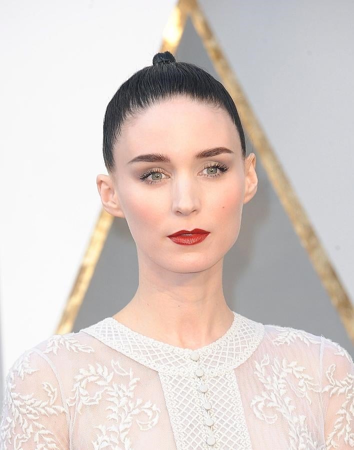 Rooney Mara con un look beauty que ya ha lucido en otras ocasiones: recogido pulido, piel de porcelana con colorete en las mejillas, sombras en color gris y labios rojos.