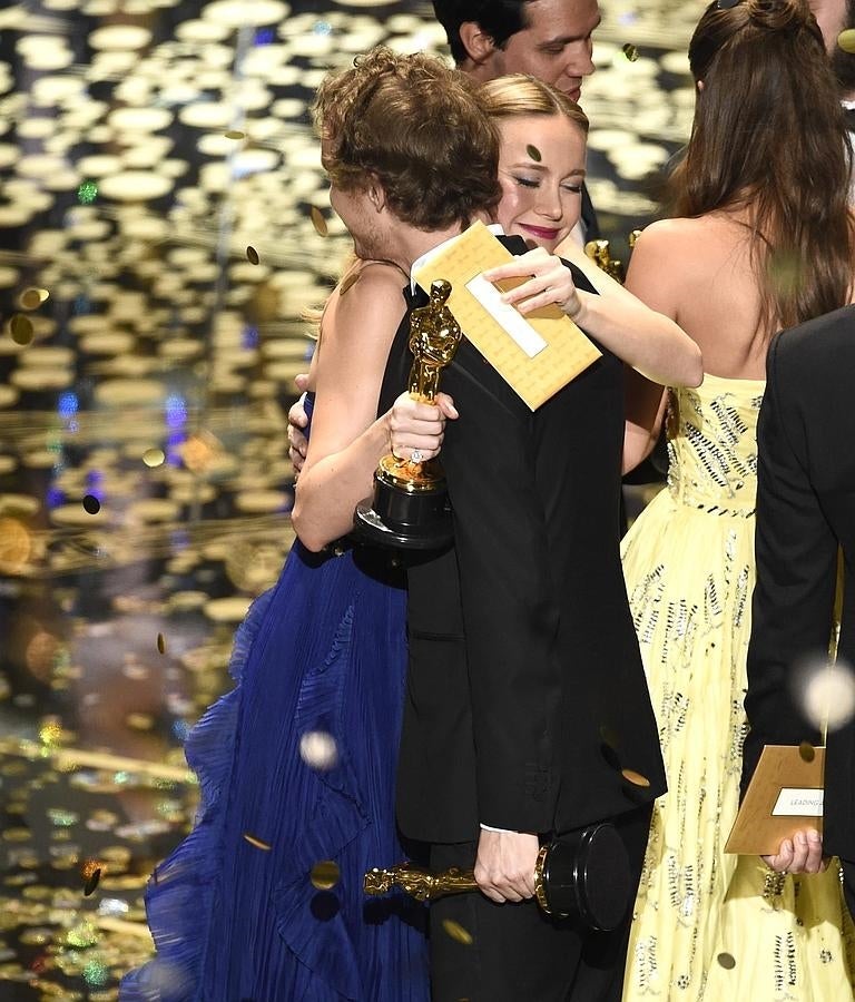 Brie Larson celebró su triunfo con todos los que se cruzaron en su camino.
