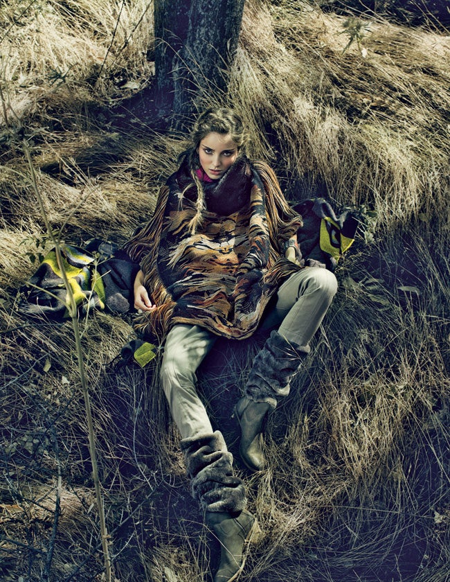 Tumbada sobre una manta de Beatriz Furest, la modelo lleva poncho de Tete by Odette con pantalón de Brunello Cucinelli. Botines de Hakei, calentadores de Neosens y cuello de Buff. Estilismo: José Herrera. Maquillaje y peluquería: Ricardo Calero (Talents) para Chanel y Bumble & Bumble.