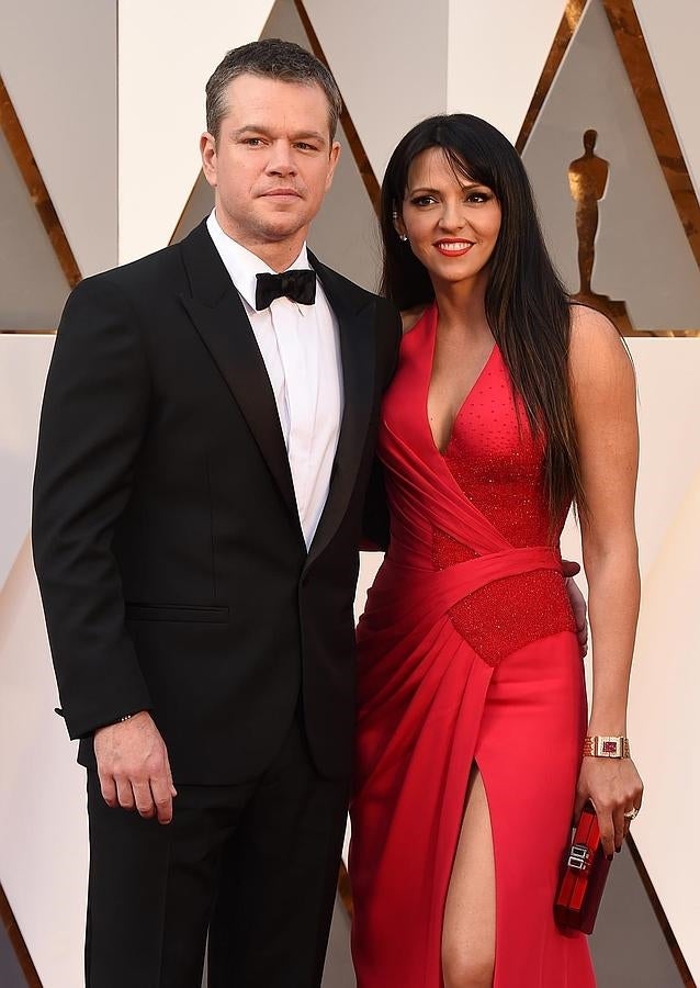 Matt Damon y su mujer, Luciana Barroso, en la alfombra de los oscar 2016.