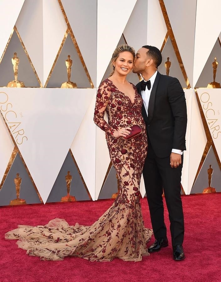 Chrissy Teigen presume de embarazo mientras recibe el beso de su chico, John Legend.