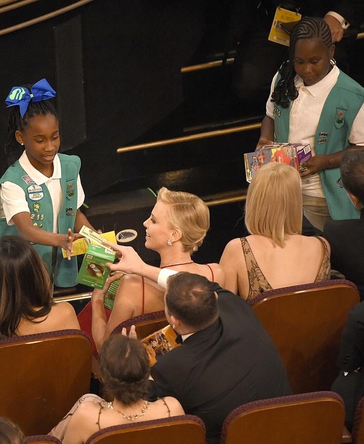 Charlize Theron compra unas galletas a unas niñas en el Dolby Theatre.