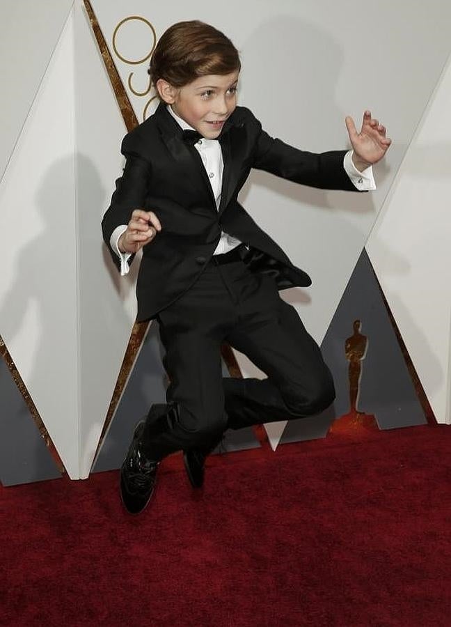Jacob Tremblay y su salto antes de entrar a la gala de entrega de los 88 Premios Oscar.