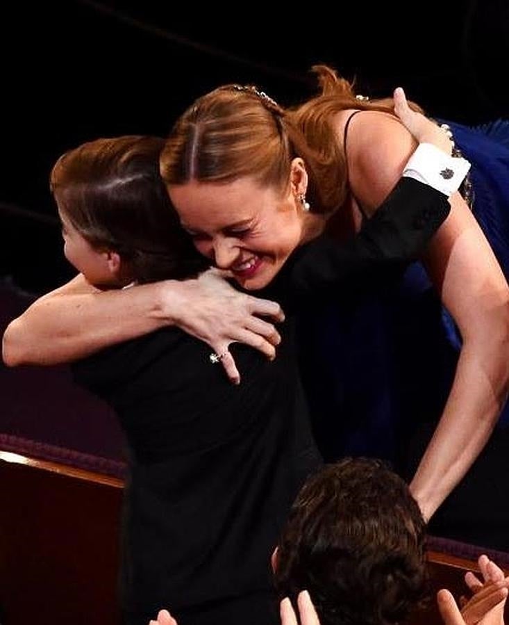 Brie Larson, vencedora por su papel en 'La habitación', se abraza a su joven compañero antes de subir a recoger su estatuilla.