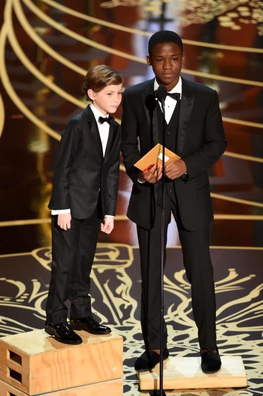 Jacob Tremblay sobre una tarima para llegar al micro durante la entrega de una de las estatuillas.