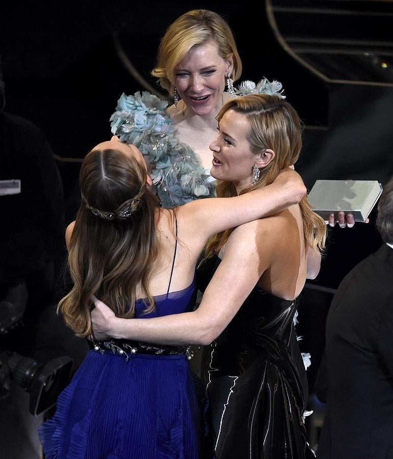 Cate Blanchett, Brie Larson y Kate Winslet se saludan antes de la ceremonia de entrega de los Premios Oscar 2016.