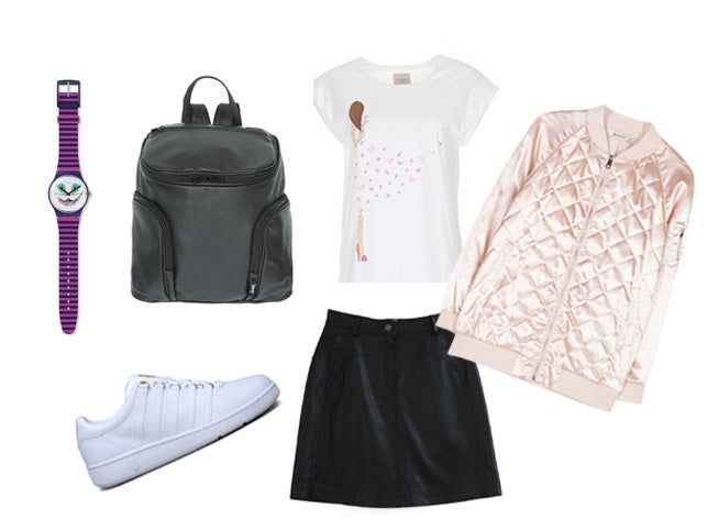 Lo mejor para lucir esta versión acolchada en color rosa de la bomber que encontramos en Stradivarius (Precio: 29,95 euros) es combinarla con una minifalda negra de Belair (Precio: 188 euros), camiseta de Riverside (Precio: 29 euros), mochila de Ribags (Precio: 90 euros) y reloj de Swatch (Precio: 75 euros).