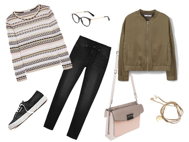 La clásica bomber en color verde, disponible en Mango (Precio: 39.99 euros), puedes llevarla con un look informal como este que te proponemos. Jeans oscuros de Cheap Monday (CPV), jersey de punto, de Maje (Precio: 175 euros); zapatillas de Superga (Precio: 72 euros), bolso bandolera de Parfois (Precio: 24.99 euros), gafas de Dolce&Gabbana (CPV) y pulseras de Dime que me quieres (Precio: 35 euros).