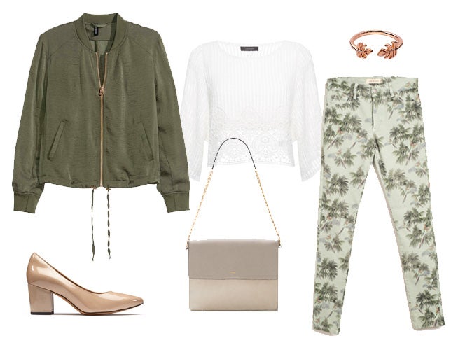 En verde y nude es este look que te proponemos con una bomber de H&M (Precio: 29.90 euros), pantalones tropicales de Indi&Cold (CPV), top blanco de Primark (Precio: 16 euros), zapatos de Clarks (CPV), bolso de Uterqüe (Precio: 175 euros) y anillo de Aristocrazy (CPV).