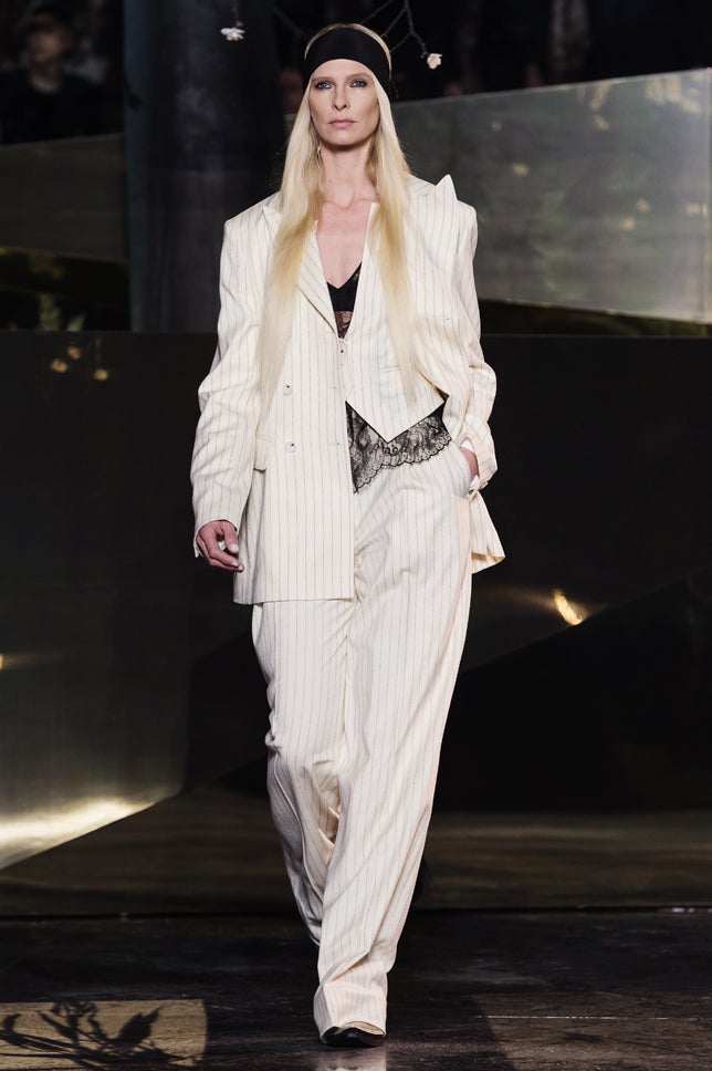 H&M nos propone rescatar los trajes de nuestros padres, la raya diplomática y las siluetas XXL.