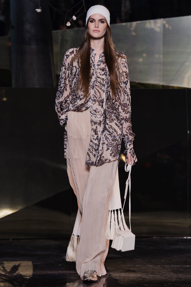 Las delicadas capas superpuestas de este look aportan feminidad, movimiento e inspiración étnica.