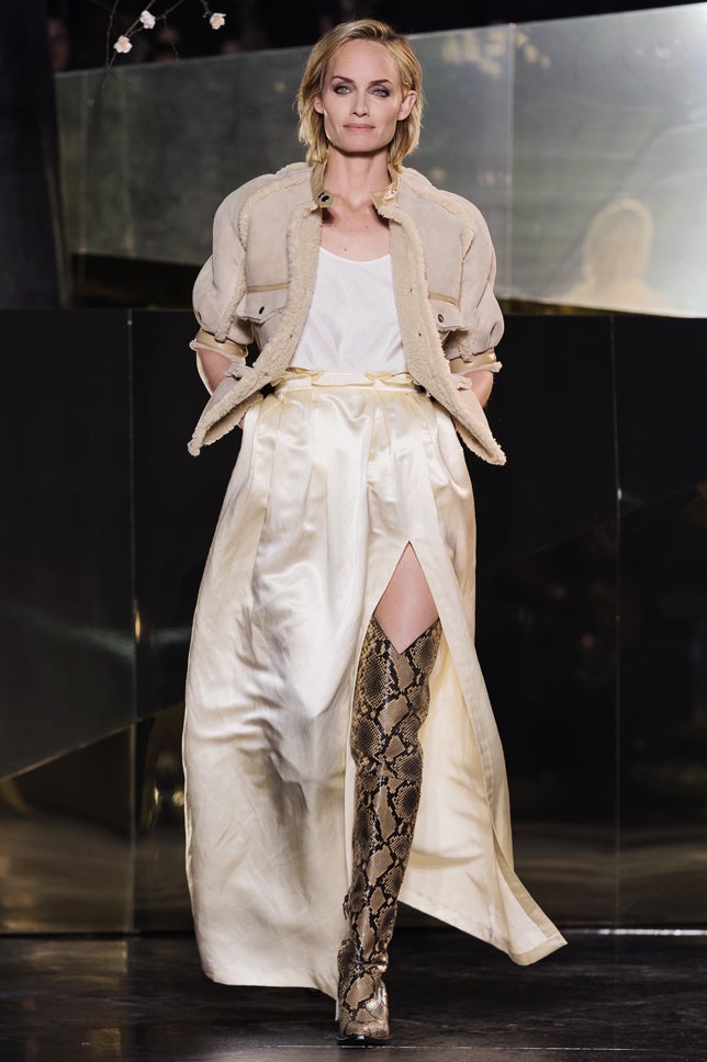 La modelo Amber Valletta con un look en tonos crema (¿se atrevería una novia?) que completa con unas llamativas botas 'cruissaders' en 'snake print'.