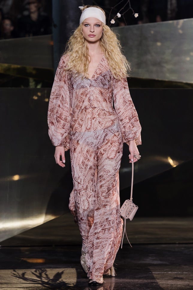 Los tonos maquillaje se adueñan de esta túnica de gasa vaporosa.