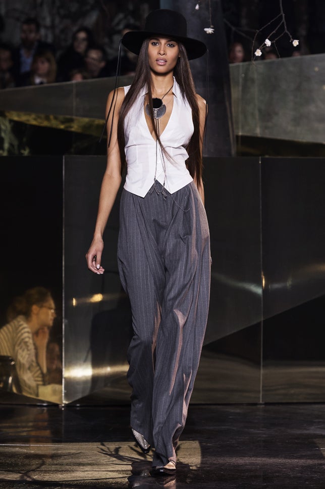 Los maxi pantalones masculinos de raya diplomática se combinan con chalecos en looks de inspiración años 50.