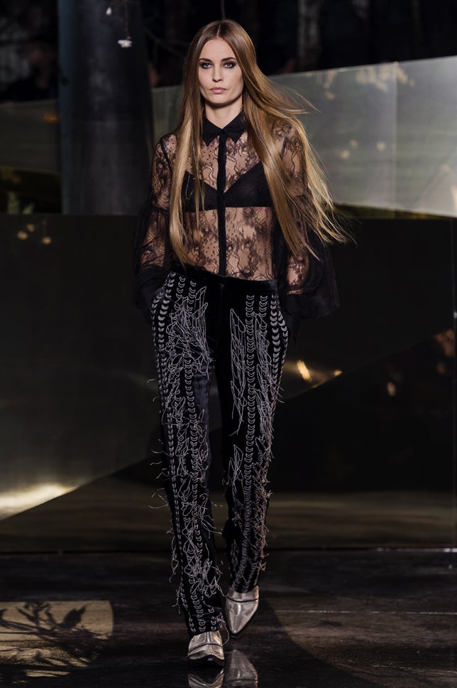 Los detalles lenceros de la blusa añaden sensualidad al look.