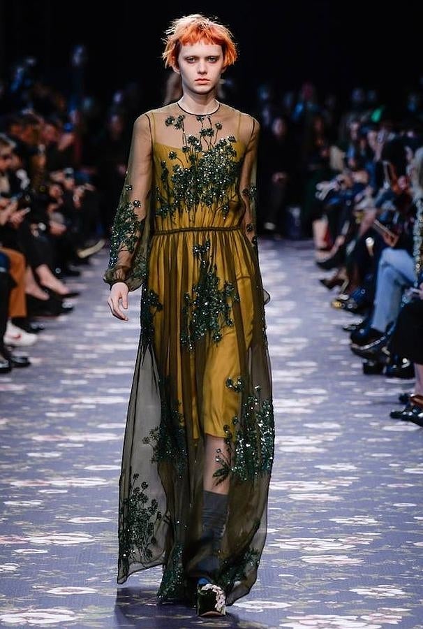 Uno de los looks de noche con delicadas incrustaciones sobre tul que la firma ha presentado en París