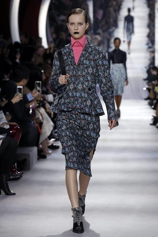 Look 'workin girl' estampado combinado con botines de punta.