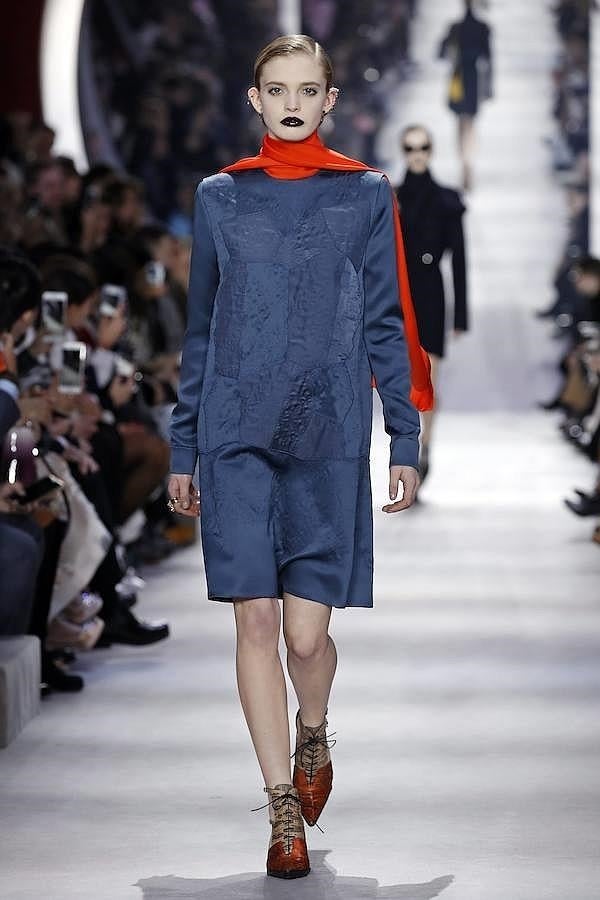 Vestido azul combinado con botines de pico marrón.