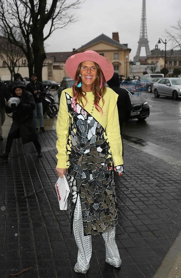 La editora de moda siempre nos sorprende con sus llamativos looks.