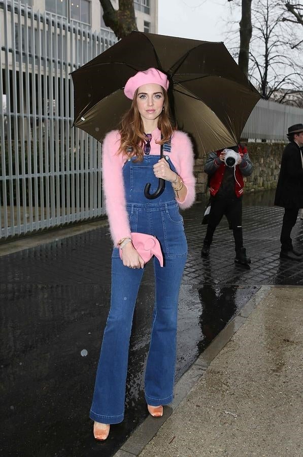 La bloguera se ha decantado por un original look con peto vaquero y complementos en rosa
