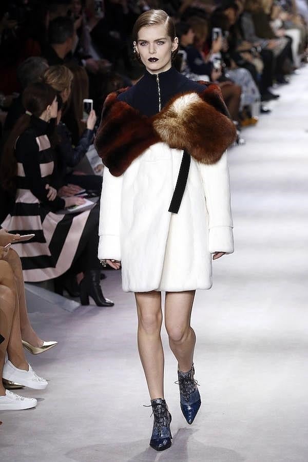 Las modelos han desfilado con botines de punta en diferentes colores.