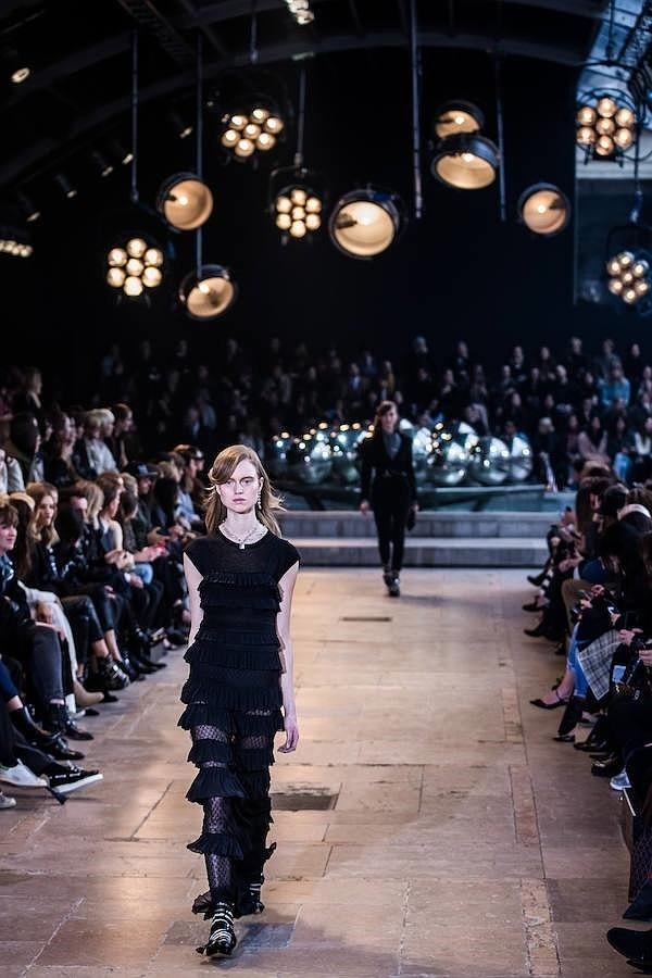 Vestido largo de color negro con volantes y transparencias.