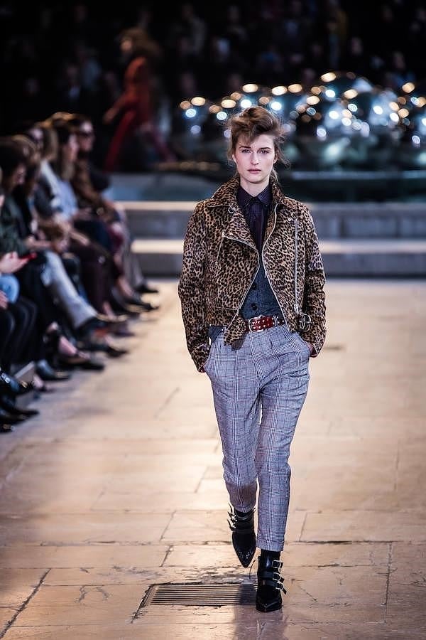 Biker estampada con leopardo y pantalón de cuadros.