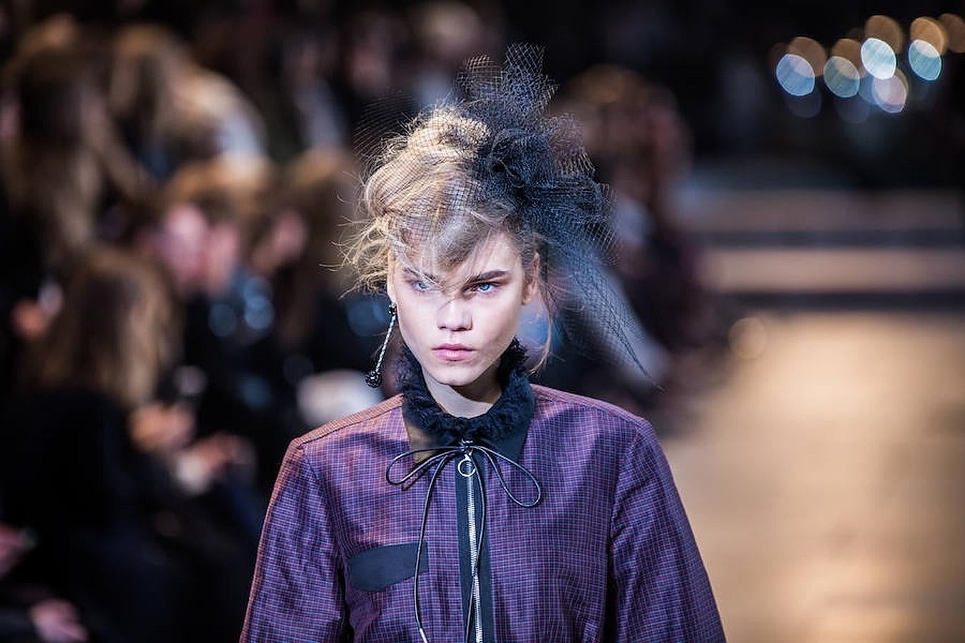 Chaqueta de cuadros con cremallera delantera.