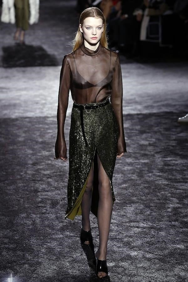 Blusa transparente de color marrón combinada con falda de lentejuelas.