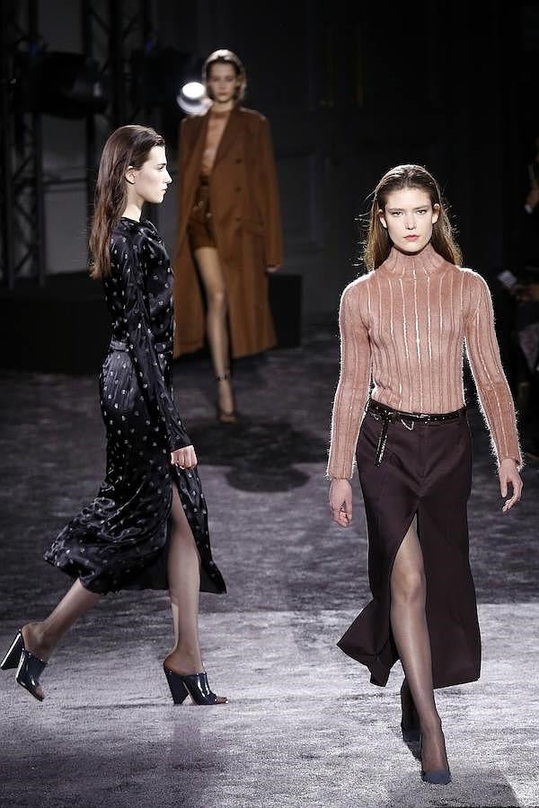 Jersy de pelo combinado con falda recta con abertura.