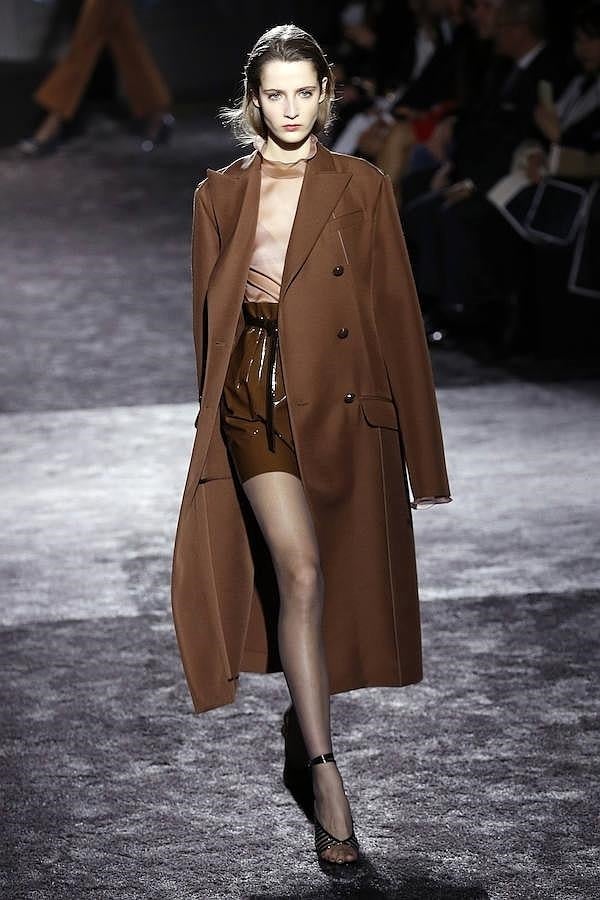 Abrigo largo de color marrón.