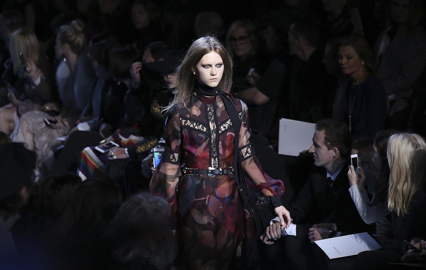 Vestido vaporoso transparente decorado con estampado abstracto.