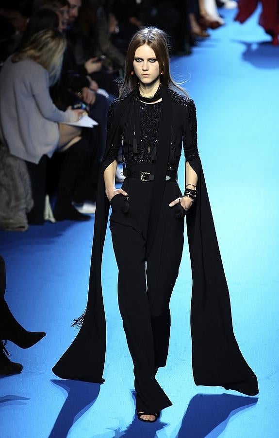 Mono negro con apliques en pedrería y mangas largas.