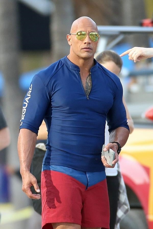 Dwayne Johnson, alias 'The Rock', es uno de los grandes atractivos del 'remake' de la serie 'Los Vigilantes de la Playa', que llegará a los cines en 2017. El actor se encargó de anunciar que David Hasselhoff hará un cameo en la nueva película.