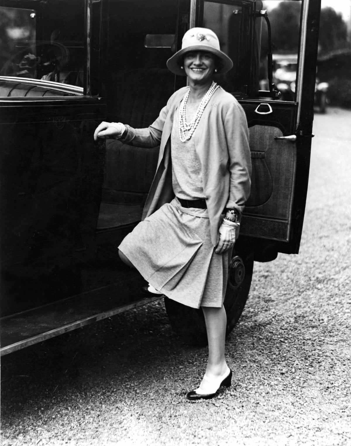 Coco Chanel, diseñadora de alta costura francesa y fundadora de la icónica marca que lleva su apellido.