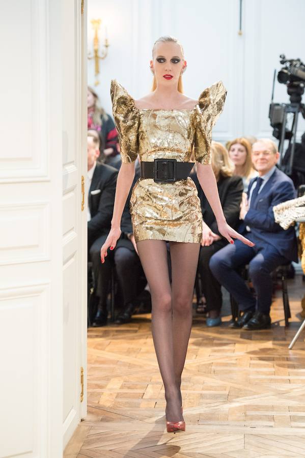 Una de las piezas en dorado que ha presentado Heidi Slimane en su desfile de París